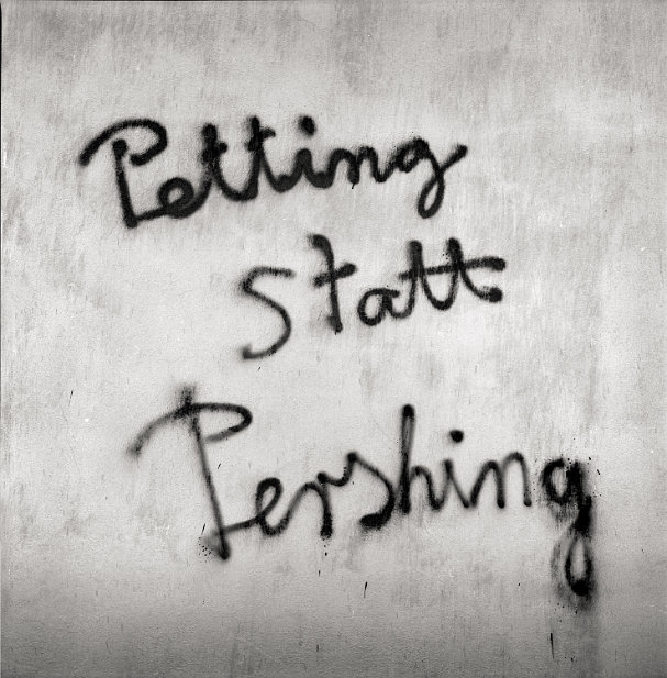 1981 Bonn “Petting statt Pershing“. Erste grosse Protestaktion mit 300 000 TeilnehmerInnen gegen den NATO-Doppelbeschluss in der damaligen Bundeshauptstadt Bonn. Die...